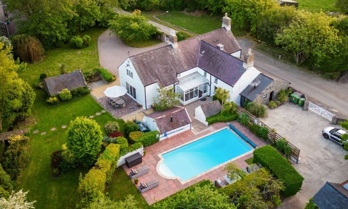 Garn Fadryn Casa | Plas Newydd with Swimming Pool