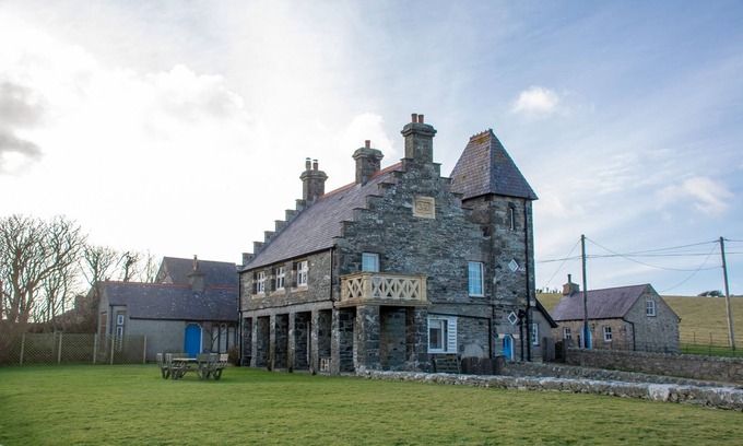 Rhoscolyn Cabaña | Plas - sleeps 10 guests in 5 bedrooms