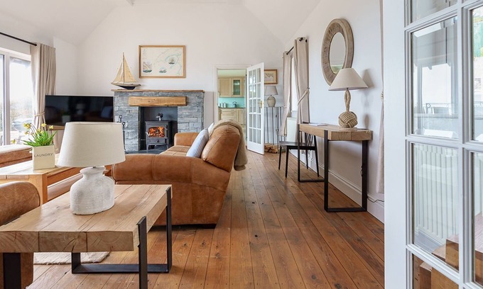 Mynytho Cabaña | Plas y Foel - a cottage that sleeps 12 guests in 6 bedrooms