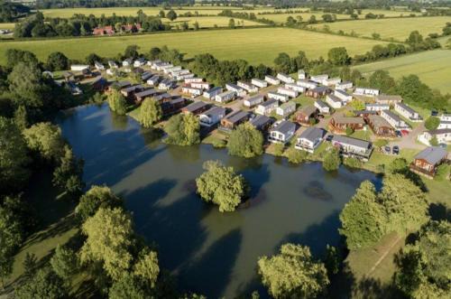 Saxmundham Casa | Platinum lakeside Lodge on resort with fishing