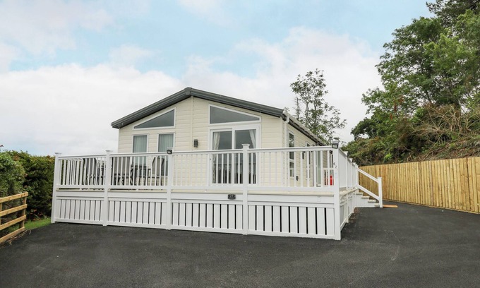 Borth Cabaña | PLATINUM LODGE, pet friendly, character holiday cottage in Borth