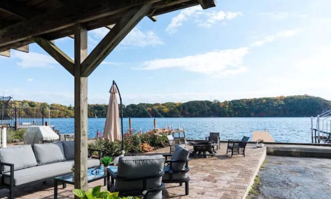 East Irondequoit Casa | Play on the bay