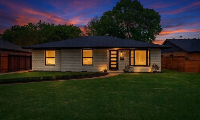 Oak Cliff Casa | Play & Stay | Dallas Home w/ Gym + Gameroom + WiFi