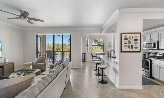 Naples Condominio | Play & Stay in Paradise – Updated 2BR with Full Golf Access