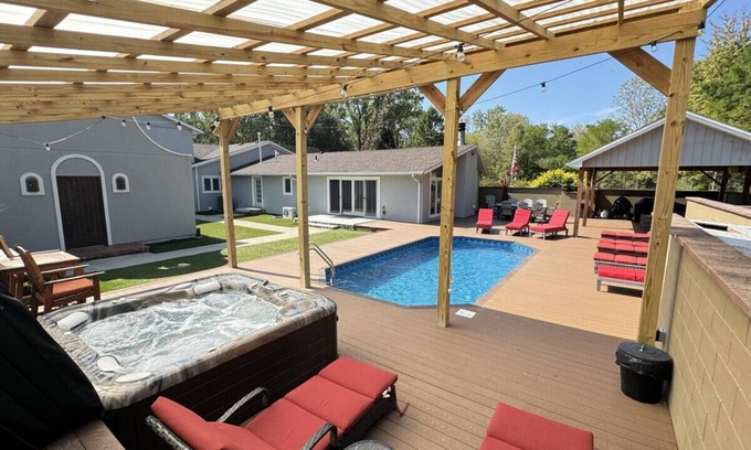 Three Oaks Casa | Play @ The Hideaway - hot tub, sauna, gymnasium