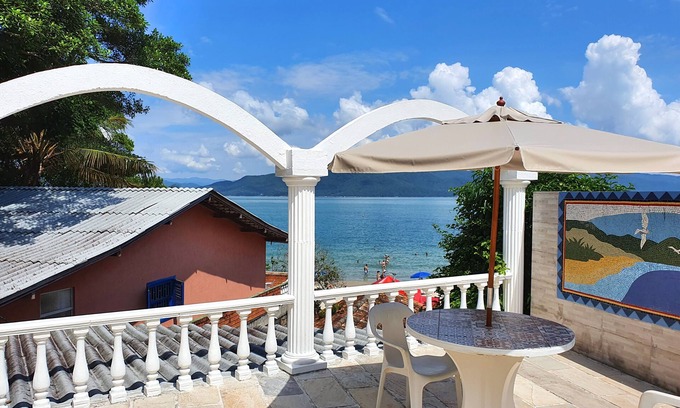 Daniela Cabaña | Playana - Cozy beach cottage located in frontsea Azorean Villa - Nature & Beach