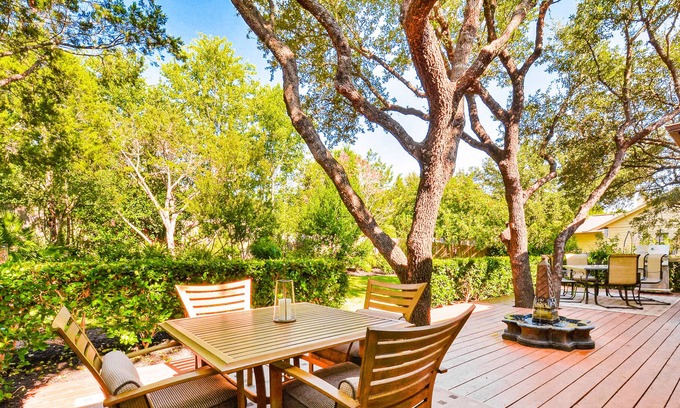 Apache Shores Casa | Pleasant home at Lake Austin with lovely backyard - central AC & private W/D