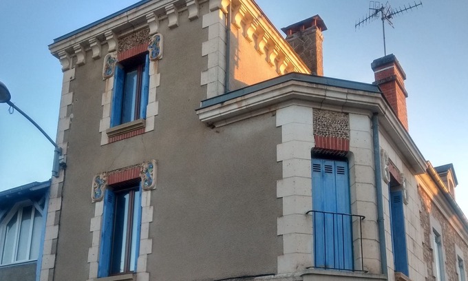 Hautefort Casa | pleasant house with courtyard and garden near shops in Hautefort