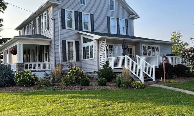 Loysburg Otro | Pleasant Pines Estate welcomes you to our gorgeous panoramic view farmstead!