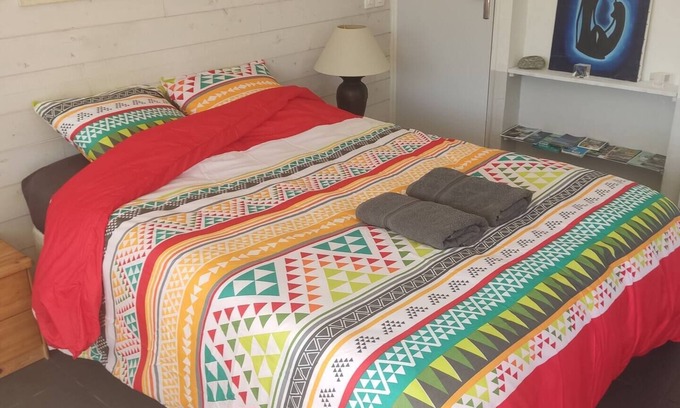 La Chevroliere Cama Y Desayuno | Pleasant self-contained room + pool access