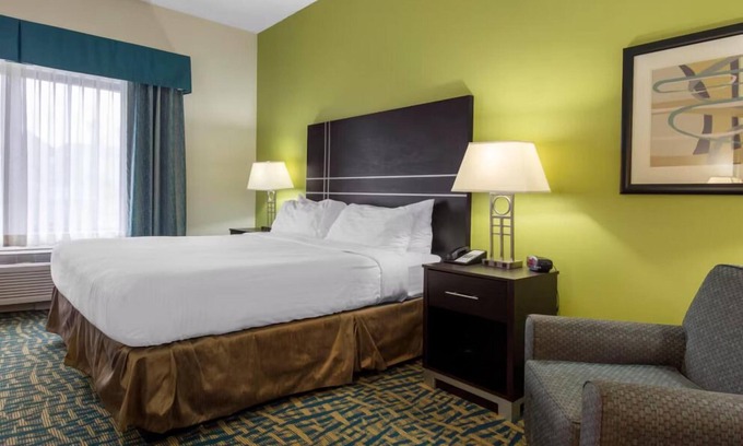 Savannah Hotel | Pleasant Stay! Unit w/ Parking, Near Savannah-Ogeechee Museum!