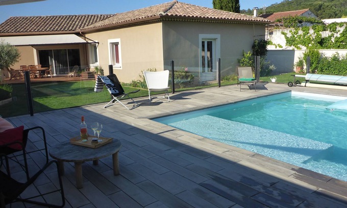 Bagnols-sur-Ceze Villa | Villa agradable con piscina.