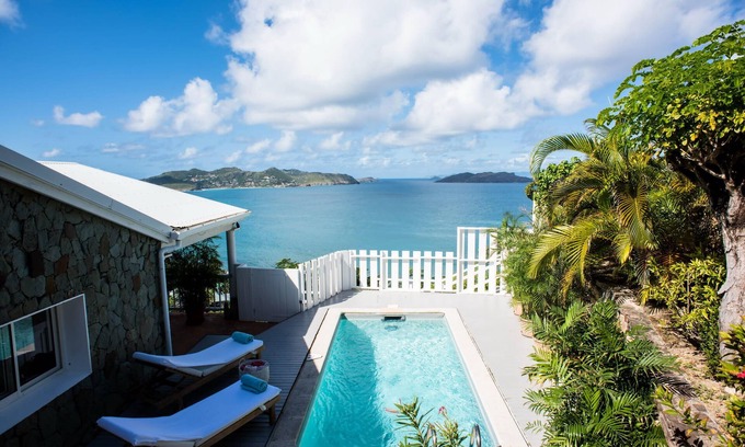 Pointe Milou Villa | Piscina de inmersión, terraza rodeada de piedra y terraza de madera, salón de tamaño completo y desayunador