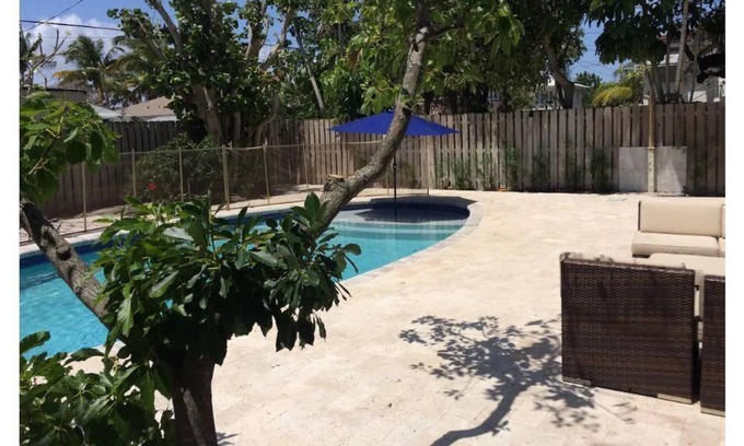 Lake Worth Cabaña | Pleasures of Palmway DISCOUNT from Sept -Oct