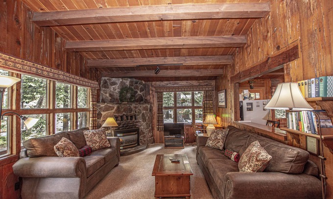 Sunnyside Casa | Classic, acogedora cabaña Tahoe 2br con ajuste selvático. A pie de Sunnyside, un buen precio!