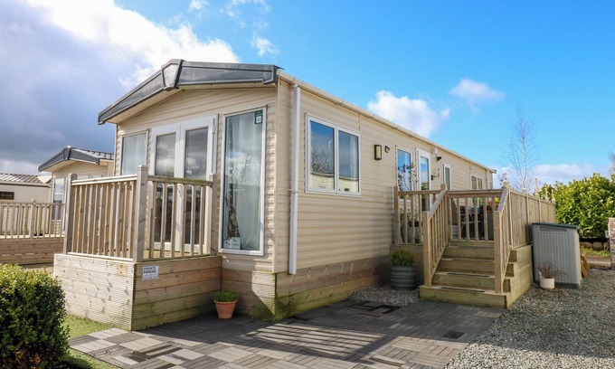 Welton Cabaña | PLOT 41, pet friendly, with hot tub in Armathwaite