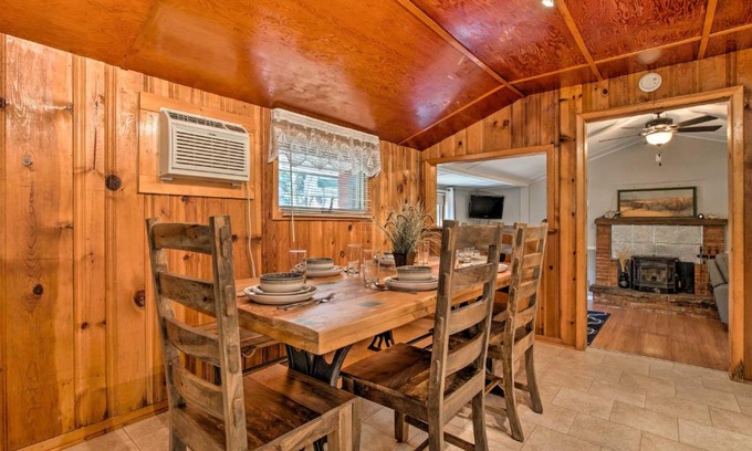 Elwood Apartamento | Plum Creek Retreat with Beach near Johnson Lake