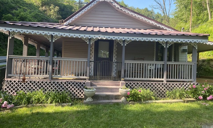 Marshall Cabaña | Plum Crooked Poet’s Cottage ~ Once Upon A Time ~ Alpine Charm ~ Not Damaged ~