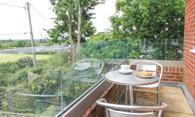 Longford Cabaña | PLUM HILL, character holiday cottage, with a garden in Oswestry