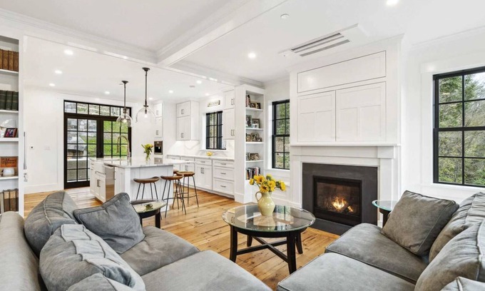 Woodstock Casa | Plunge Pool, Elevator, Walk to Town | Watkins Farm