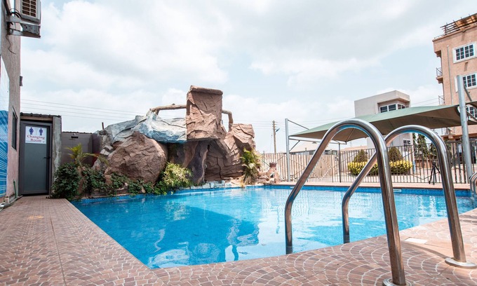 Sakumono Hotel | Plus 33 Hotel