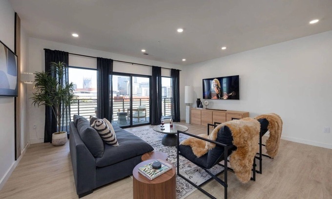 The Gulch Casa | Plush Haven-2 Unit Combo-Walk To Broadway