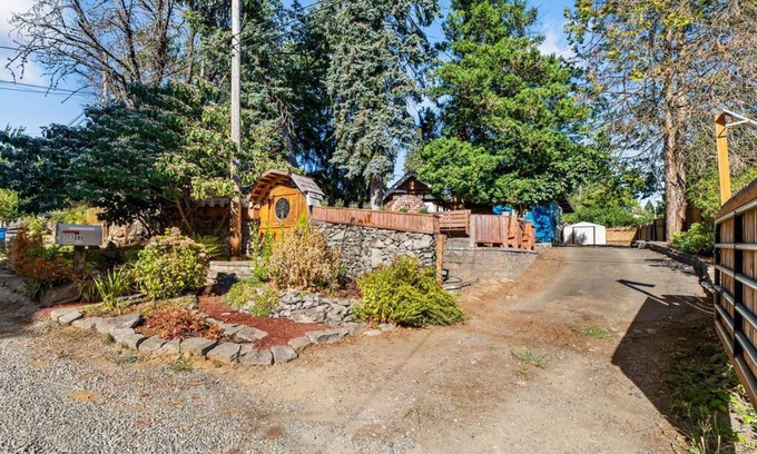 Lincoln Casa | PNW Downtown Hobbit Home - Detached game-room & Outdoor pizza oven!