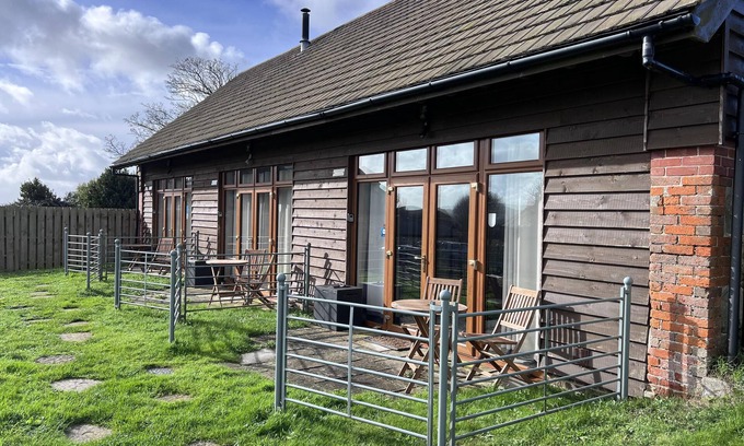 Shorwell Cabaña | Poachers Hut - Captivating 1-bed Cottage Shorwell