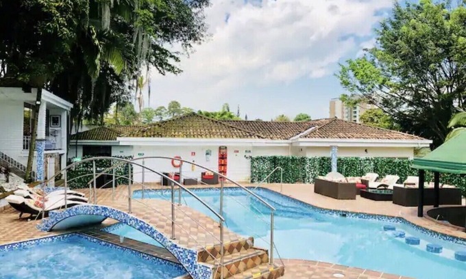 Lalinde Casa | POBLADO TROPICAL 12 BEDROOM COMPOUND POOL AC