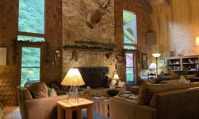 Forks Apartamento | Pocahontas- Rustic & Tranquil Lodge Room at the Manitou Lodge