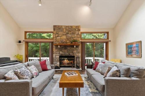 Pocono Pines Casa | Pocono Chalet/4 BDRMS/Fireplace