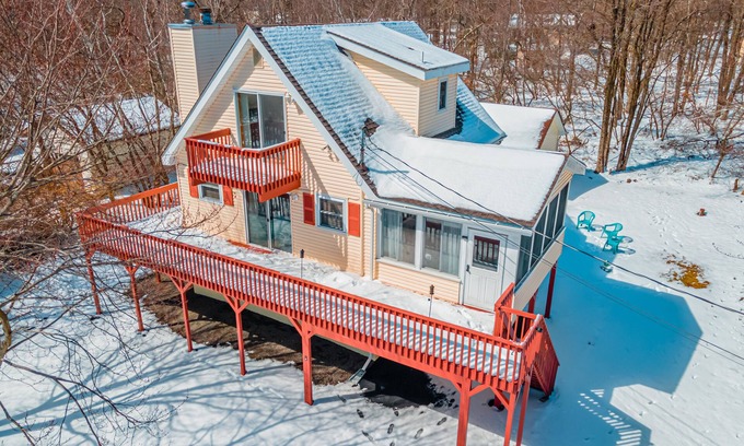 Long Pond Chalet De Esquí | Pocono Chalet w Hot Tub, Firepit Games & Pool Table