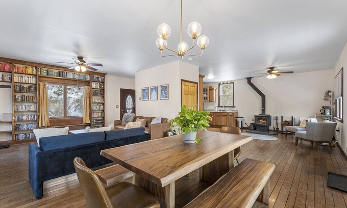 Milford Cabaña | Pocono Cottage-Views-Streams- ISLAND -Family Fun!