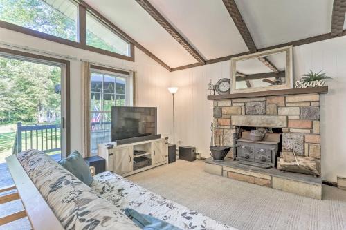 Pocono Lake Casa | Pocono Lake House - Walk to Arrowhead Lake!