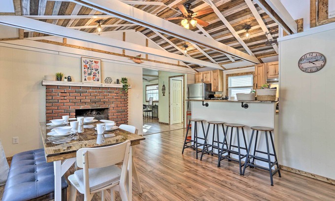 Thornhurst Cabina | Pocono Lake Retreat w/ Fire Pit + Private Hot Tub!