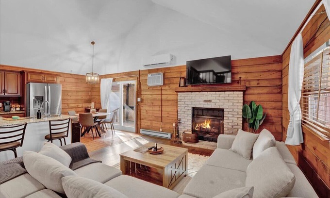 Long Pond Cabina | Pocono Log Cabin | Hot Tub Lake Access & Firepit