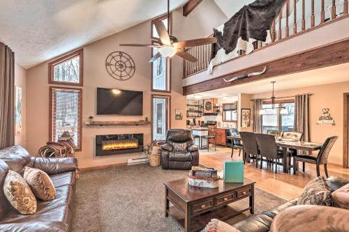 Albrightsville Casa | Pocono Mountains Retreat with Pool Table and Hot Tub!