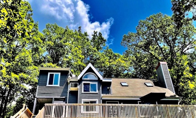Bushkill Casa | Pocono Mtn Lofthouse! 4BR Fireplace Firepit Gas BBQ 4Season Comm Pools Amenities