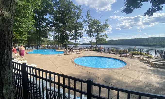 Lake Harmony Apartamento | Pocono Retreat -1 Mile to Lake and Skiing