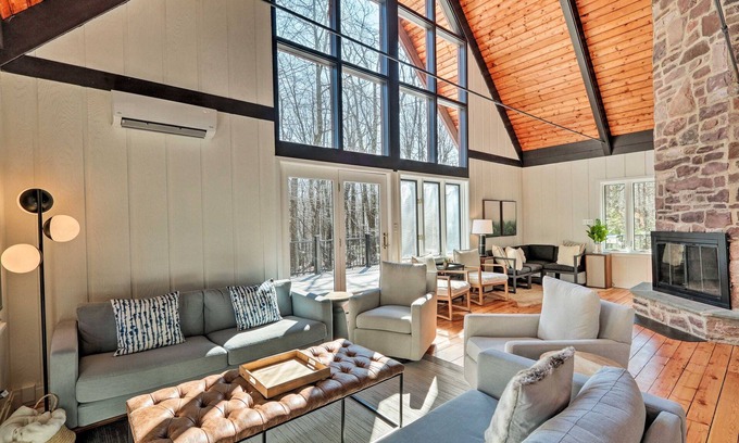 Lake Harmony Estates Cabina | Pocono Retreat w Hot Tub, Sauna, Fire Pit, Peloton, and Billiards