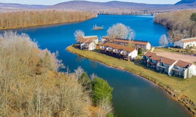 Drums Condominio | Poconos 2BR Resort Condo in Beech Mountain Lakes