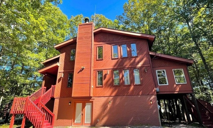 East Stroudsburg Casa | Poconos Chalet - Hot Tub - Kayaks - Gas Stove