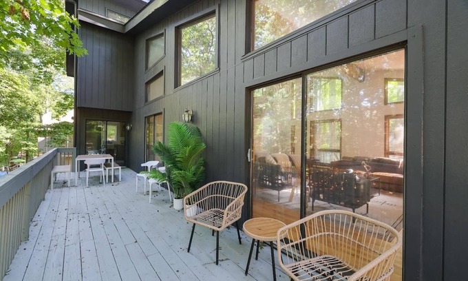 East Stroudsburg Chalet De Esquí | Poconos Chalet w/ private hot tub, game room, projector, lakes, pools, tennis
