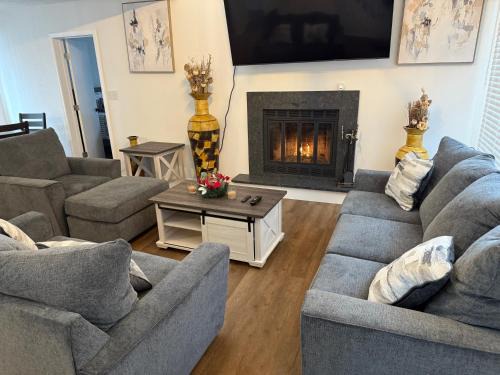 Tobyhanna Casa | POCONOS everything close to Luxury vacational home in the heart of poconos with 3 outdoor pools for the public of the Tobyhanna community