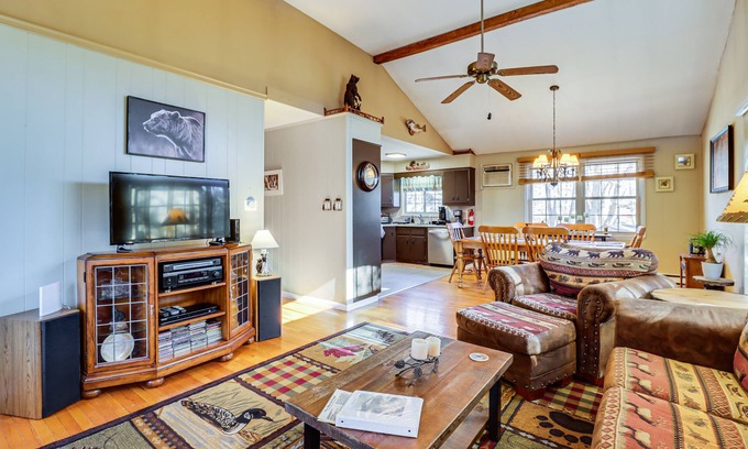 Lake Harmony Estates Casa | Poconos Home w / Billiards-2 Blocks to Lake Harmony!