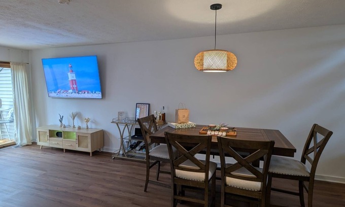 East Stroudsburg Casa | Poconos Nest & Nook: A Cozy King & Queen 2BR with a jacuzzi room facing nature