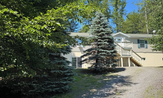 Wallenpaupauk Lake Estates Casa | Poconos Retreat: Pools, Sauna, Lake & Outdoor Fun