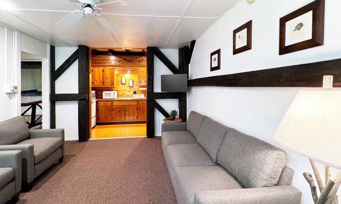 Reeders Casa | Poconos Rustic 1BR in the Poconos on Private Resort
