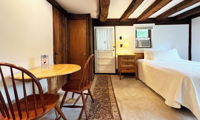 Reeders Casa | Poconos Rustic Studio Apartment in the Poconos on Private Resort