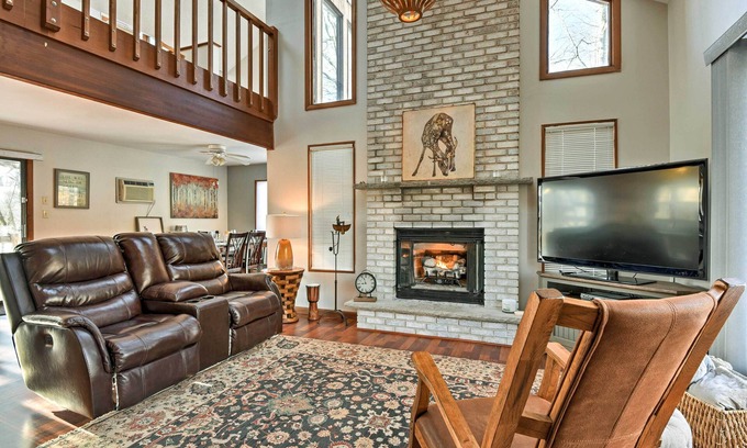 Bushkill Casa | ¡Poconos Home w / Fire Pit, Hot Tub, Deck & Grill!
